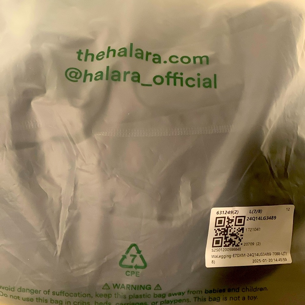 Halara leggings
Brand new still with tags and original packaging
Size large 7/8